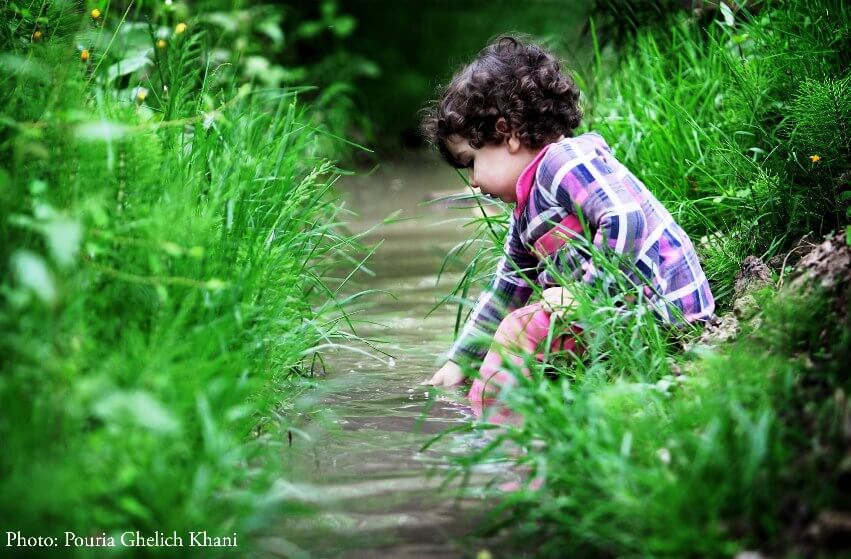 کودکی در کنار رودخانه در مدرسه جنگلی